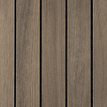 Houten planken die verticaal zijn uitgelijnd, vertonen een natuurlijk nerfpatroon en een aardse bruine kleur, die lijkt op een r