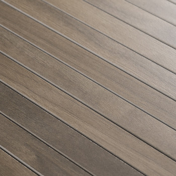 Rechthoekige houten tegels liggen in parallelle rijen, waardoor een glad, uniform oppervlak ontstaat. De tegeltextuur lijkt op e