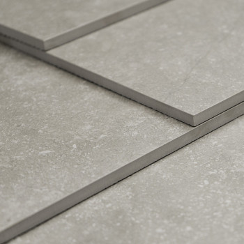 Rechteckige Fliesen liegen flach und leicht überlappend und zeigen eine glatte Textur mit subtilen gesprenkelten Mustern in eine