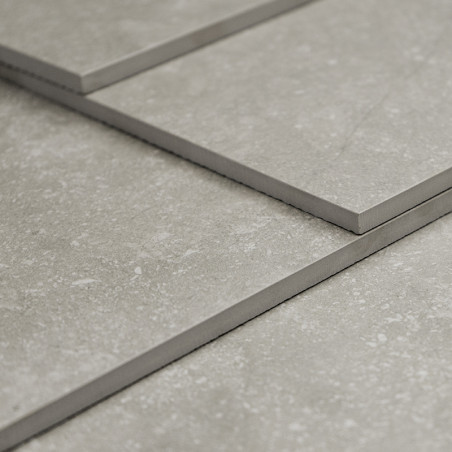 Rechteckige Fliesen liegen flach und leicht überlappend und zeigen eine glatte Textur mit subtilen gesprenkelten Mustern in eine