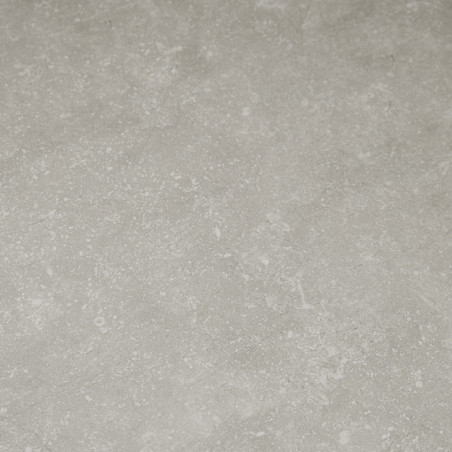 Eine glatte, hellgraue Steinfliese weist subtile gesprenkelte Texturen und Variationen auf und sorgt für ein natürliches, minima