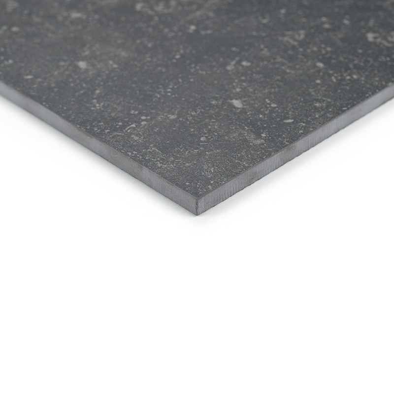 Les carreaux gris foncé présentent des sections rectangulaires de différentes tailles avec des mouchetures subtiles, créant un m