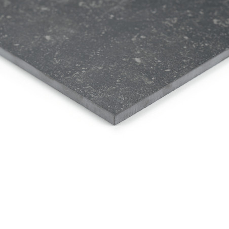 Een gladde, rechthoekige, donkergrijze tegel heeft subtiele spikkels, liggend op een witte ondergrond. De randen zijn licht afge