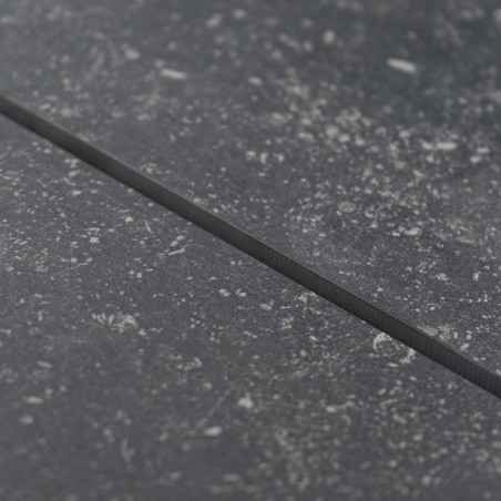 Een getextureerde grijze tegel vertoont subtiele spikkels, waardoor een steenachtig uiterlijk ontstaat, gelegen in een gladde, v