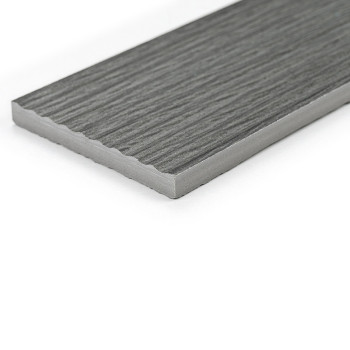 Eine rechteckige, graue Fliese mit holzähnlicher Struktur ruht auf einem schlichten weißen Hintergrund und bringt ihre glatten K