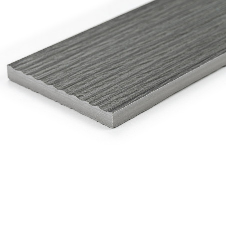 Een rechthoekige, grijze tegel met een houtachtige textuur rust op een effen witte achtergrond, waardoor de gladde randen en het