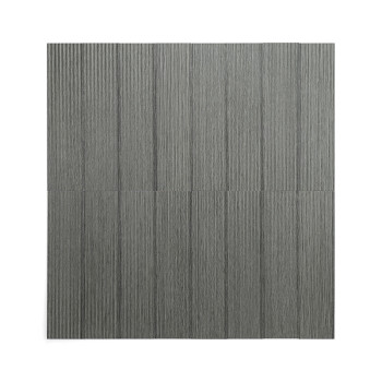 Un mosaico estrecho y rectangular presenta una superficie gris texturizada que se asemeja a la veta de la madera, aislada sobre 