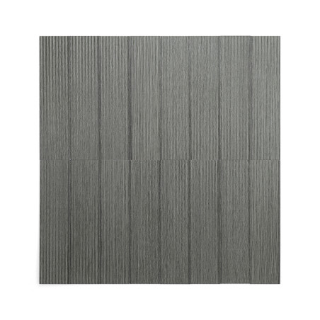 Un carreau carré présente des rayures verticales en relief, alternant entre des tons gris plus clairs et plus foncés, créant une