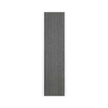 Un mosaico estrecho y rectangular presenta una superficie gris texturizada que se asemeja a la veta de la madera, aislada sobre 