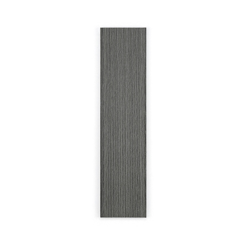 Un carreau étroit et rectangulaire présente une surface grise texturée ressemblant au grain du bois, isolée sur un fond blanc un