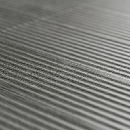 Die strukturierte graue Fliese verfügt über parallele erhabene Rippen, die ein Streifenmuster auf einer glatten, ebenen Oberfläc