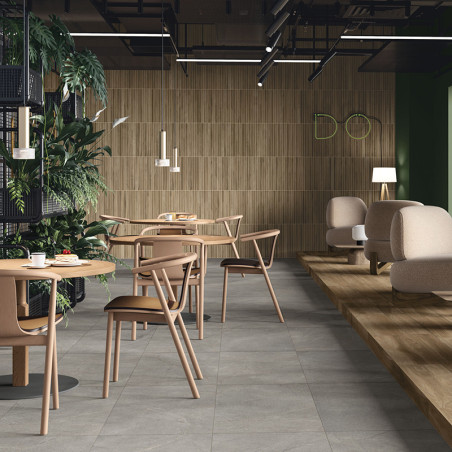 Houten tafels en stoelen staan ​​op een lichtgrijze tegelvloer in een modern café met groen en minimalistische verlichting. Een 