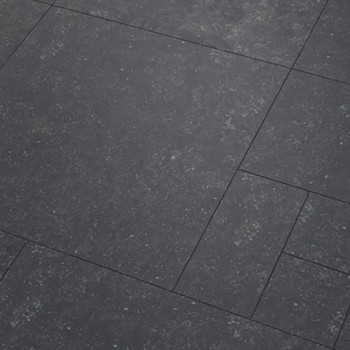 Donkergrijze steentegels liggen vlak en netjes uitgelijnd, met subtiele gespikkelde patronen, waardoor een glad, uniform oppervl