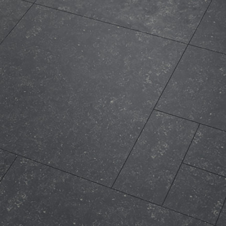 Donkergrijze steentegels liggen vlak en netjes uitgelijnd, met subtiele gespikkelde patronen, waardoor een glad, uniform oppervl