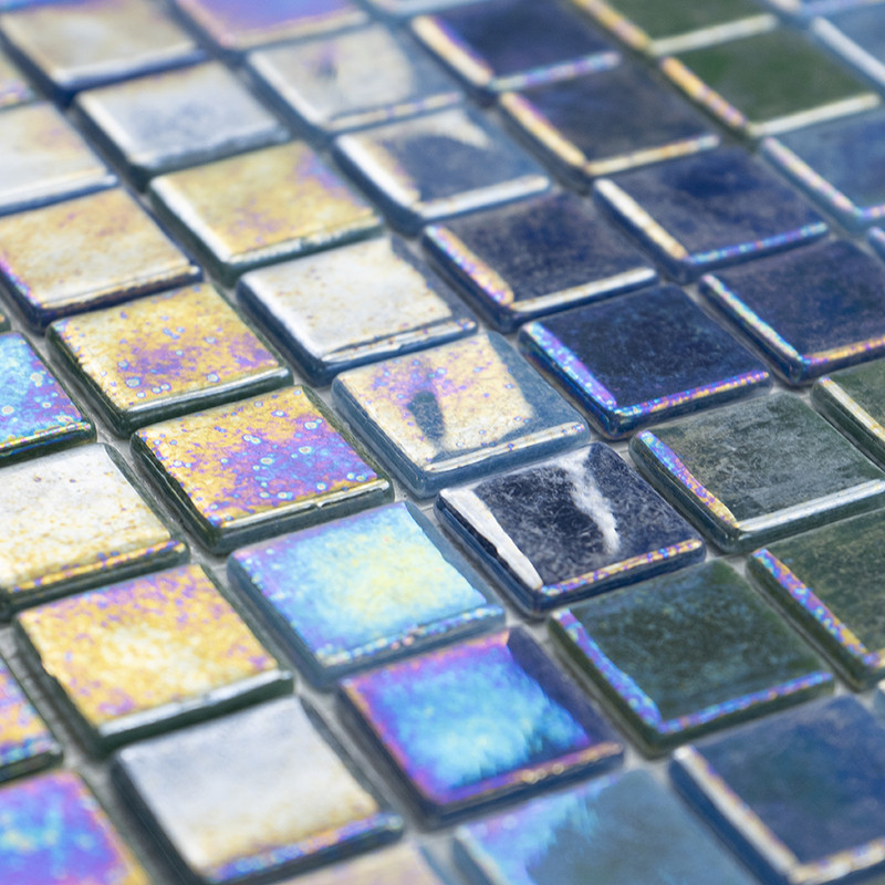 Ladrilhos de vidro quadrados brilham com cores iridescentes, refletindo a luz em um padrão de grade em uma superfície plana.
