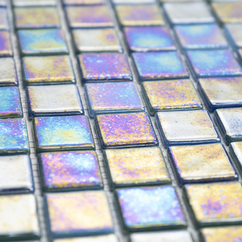 Les carreaux de verre carrés scintillent, reflétant diverses couleurs irisées, soigneusement disposés selon un motif en grille s
