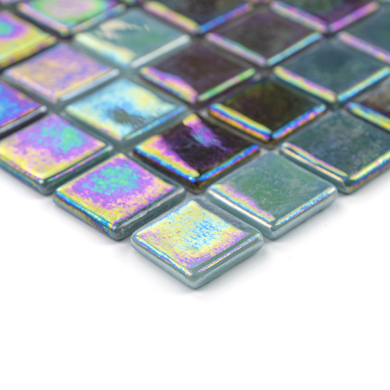 Les carreaux de verre carrés reflètent des couleurs irisées, soigneusement disposées selon un motif en grille, créant une surfac
