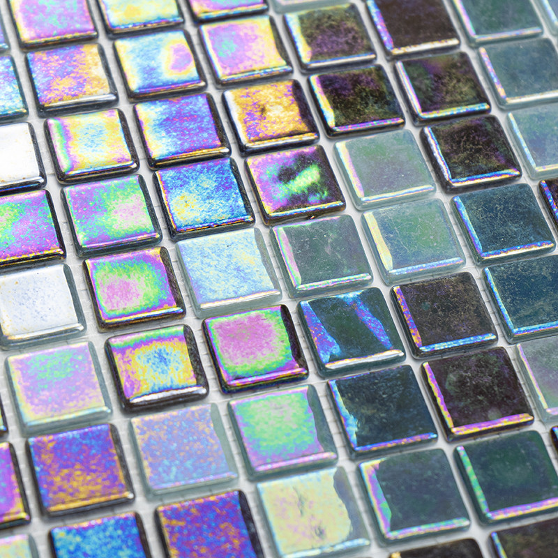 Les carreaux carrés reflètent des couleurs irisées, créant un motif chatoyant sur une surface plane dans une disposition en gril
