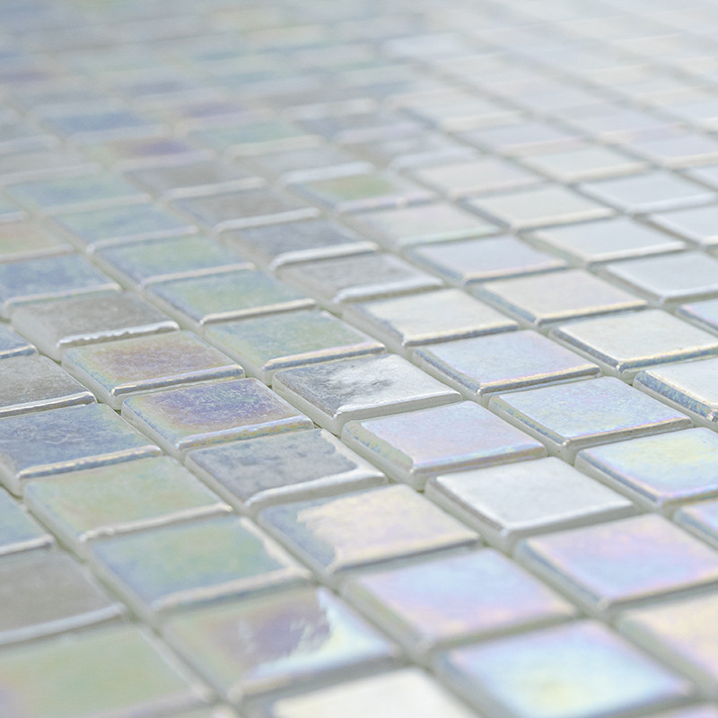 Schillernde Glasfliesen reflektieren das Licht und erzeugen auf einer ebenen Fläche einen schimmernden Effekt in einem geometris