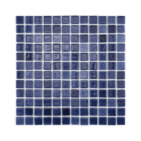 Os ladrilhos de mosaico de vidro azul formam um padrão de grade, criando uma superfície decorativa e cintilante para design de i Os ladrilhos de mosaico de vidro azul formam um padrão de grade, criando uma superfície decorativa e cintilante para design de i