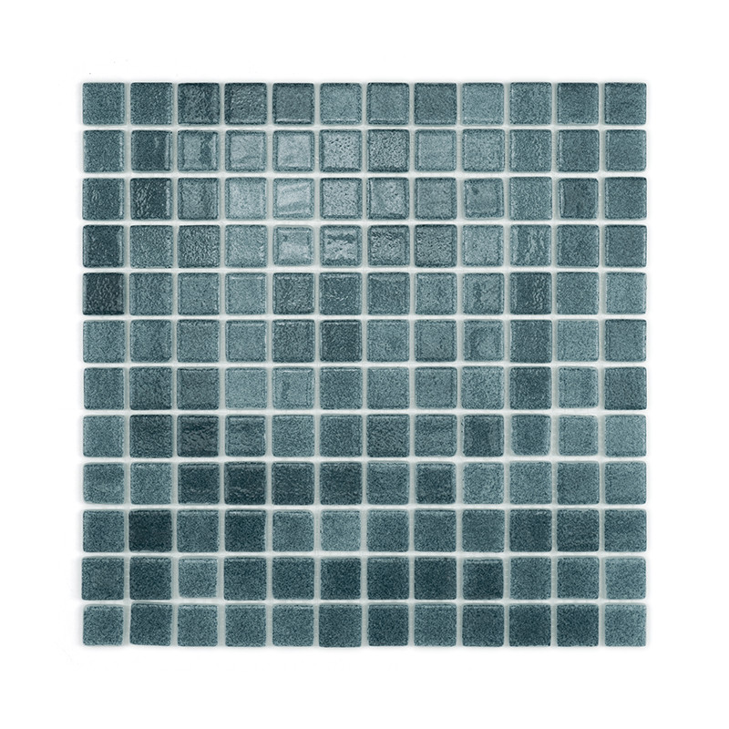 Os mosaicos de vidro quadrados, dispostos em grade, variam em tons de azul, criando uma superfície texturizada e reflexiva.
