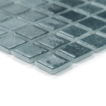 Ladrilhos de vidro quadrados dispostos ordenadamente, refletindo a luz sutilmente, em um padrão de grade contra um fundo branco 