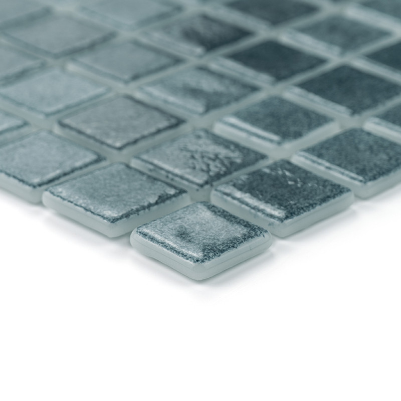 Ladrilhos de vidro quadrados dispostos ordenadamente, refletindo a luz sutilmente, em um padrão de grade contra um fundo branco 