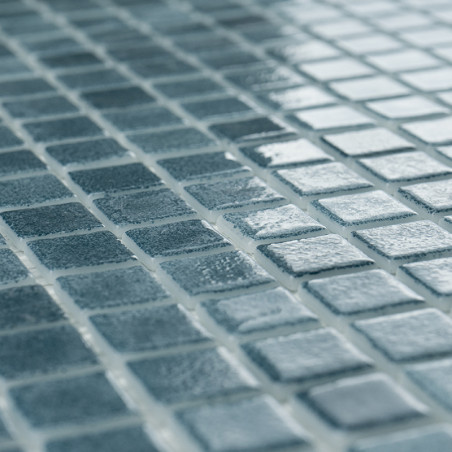 Ladrilhos de vidro azul dispostos uniformemente, refletindo a luz, criam um efeito cintilante em um padrão semelhante a uma grad