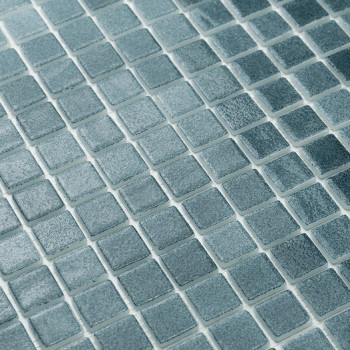 Ladrilhos de vidro quadrados se alinham perfeitamente, formando um padrão texturizado. Eles brilham sutilmente, contra um layout