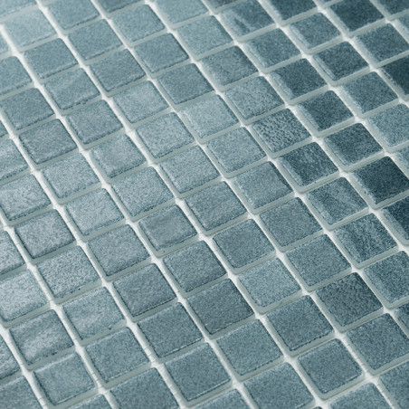 Ladrilhos de vidro quadrados se alinham perfeitamente, formando um padrão texturizado. Eles brilham sutilmente, contra um layout