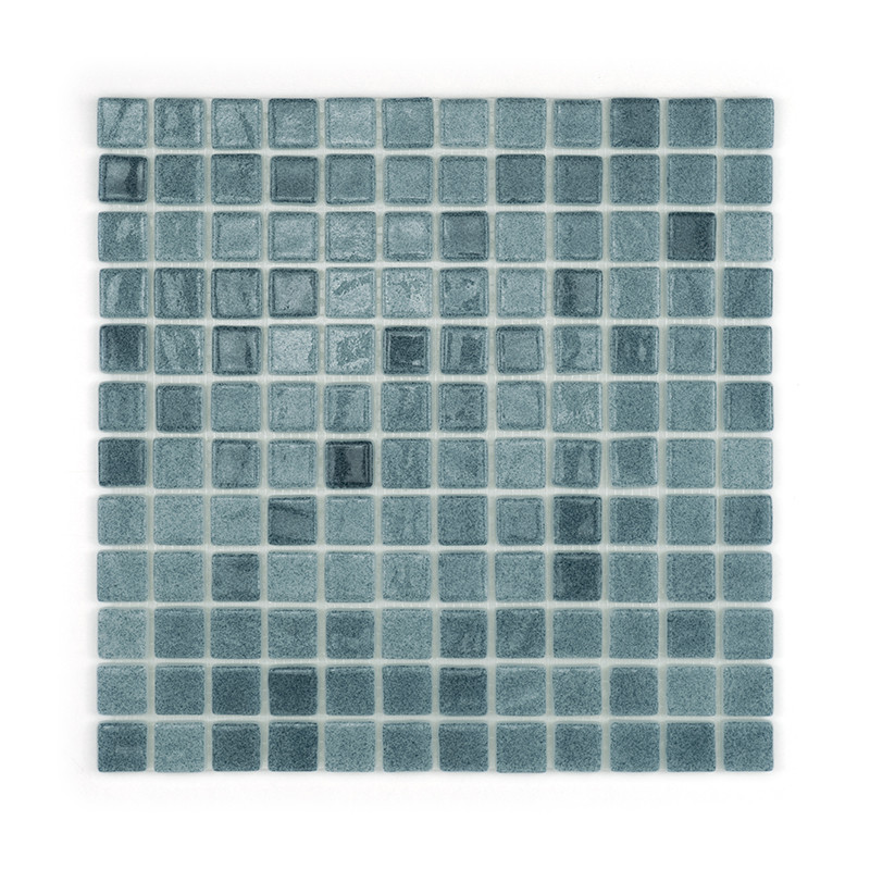 Vierkante glastegels gerangschikt in een raster, variërende blauwtinten, afgezet tegen een witte achtergrond.