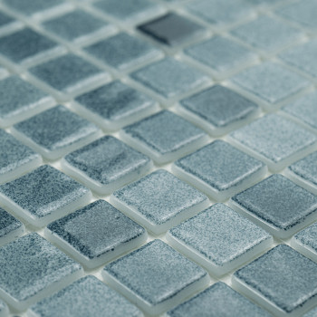 Ladrilhos de vidro quadrados brilham sutilmente, refletindo a luz através de uma grade, criando um padrão de mosaico uniforme e 