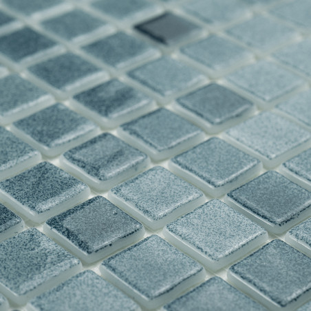Ladrilhos de vidro quadrados brilham sutilmente, refletindo a luz através de uma grade, criando um padrão de mosaico uniforme e 