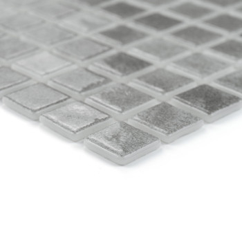 Quadratische Glasfliesen liegen in einem Gittermuster auf und reflektieren das Licht subtil in einem minimalistischen, modernen 