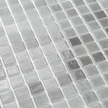 Glazen tegels vormen een glanzend, gestructureerd rasterpatroon en reflecteren het licht op subtiele wijze in een monochrome, ne