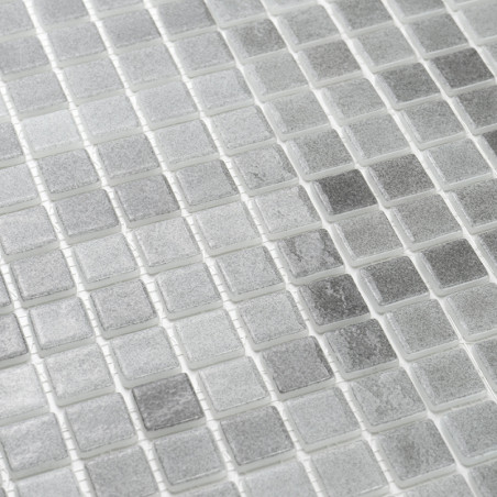 Glasfliesen bilden ein glänzendes, strukturiertes Gittermuster, das das Licht subtil in einem monochromatischen, neutralen Farbt