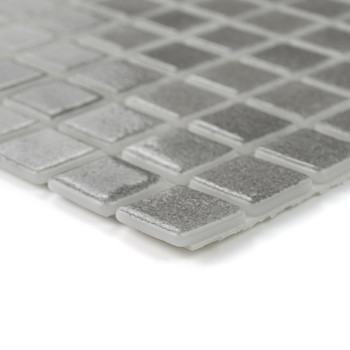 Les carreaux de verre carrés forment une mosaïque argentée chatoyante, réfléchissant la lumière, disposée en grille sur une surf