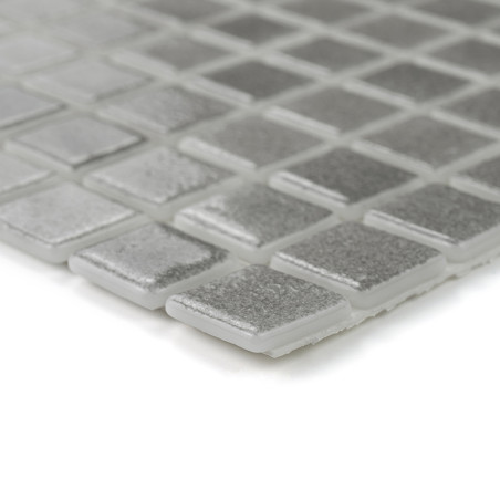 Les carreaux de verre carrés forment une mosaïque argentée chatoyante, réfléchissant la lumière, disposée en grille sur une surf Les carreaux de verre carrés forment une mosaïque argentée chatoyante, réfléchissant la lumière, disposée en grille sur une surf
