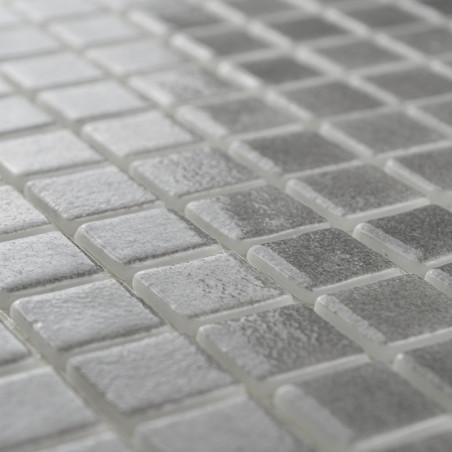 Les carreaux de verre sont plats, réfléchissant la lumière subtilement, disposés selon un motif de grille soigné, créant une sur Les carreaux de verre sont plats, réfléchissant la lumière subtilement, disposés selon un motif de grille soigné, créant une sur
