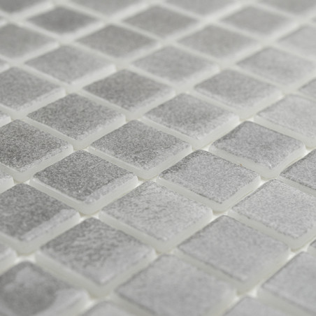 Les carreaux de verre carrés scintillent subtilement, formant un motif mosaïque texturé. disposés soigneusement dans une grille Les carreaux de verre carrés scintillent subtilement, formant un motif mosaïque texturé. disposés soigneusement dans une grille