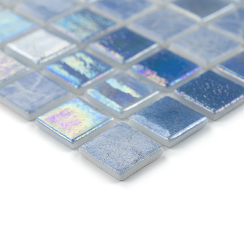 Quadratische Glasfliesen reflektieren das Licht und zeigen schillernde Blau- und Silbertöne, die in einem sauberen, geometrische