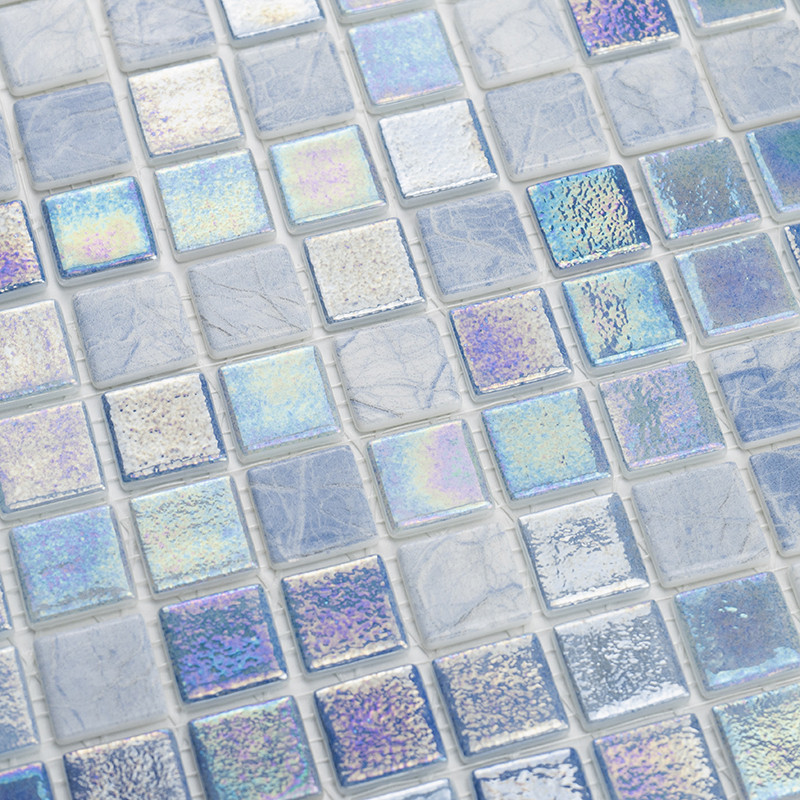 Les carreaux de verre irisés scintillent, reflétant la lumière multicolore au milieu d'une grille de carrés mats ressemblant à d