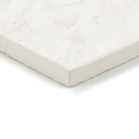 Los azulejos de piedra rectangulares descansan sobre una superficie plana y muestran una textura suave y de color claro con suti Los azulejos de piedra rectangulares descansan sobre una superficie plana y muestran una textura suave y de color claro con suti