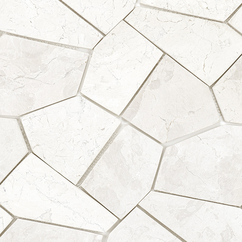 Los azulejos de piedra hexagonales se entrelazan a la perfección, formando un patrón geométrico. La superficie blanca texturizad