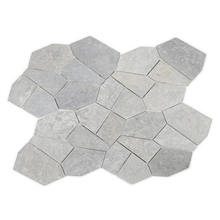 Los azulejos de piedra gris de formas irregulares están dispuestos en un patrón geométrico, creando una superficie entrelazada s Los azulejos de piedra gris de formas irregulares están dispuestos en un patrón geométrico, creando una superficie entrelazada s