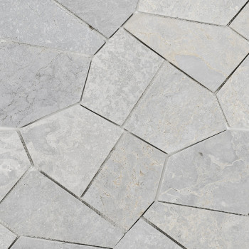 Graue Steinfliesen, die in einem unregelmäßigen geometrischen Muster angeordnet sind, bilden ein ineinandergreifendes Mosaik auf
