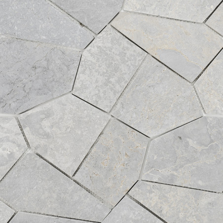 Graue Steinfliesen, die in einem unregelmäßigen geometrischen Muster angeordnet sind, bilden ein ineinandergreifendes Mosaik auf