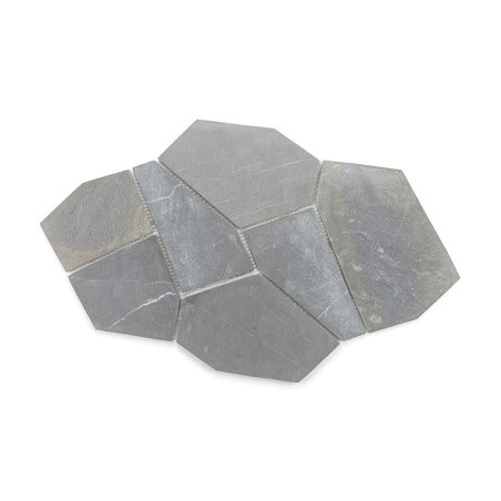 Piezas de Azulejos de piedra gris dispuestas en un patrón geométrico entrelazado sobre un fondo blanco liso. Piezas de Azulejos de piedra gris dispuestas en un patrón geométrico entrelazado sobre un fondo blanco liso.