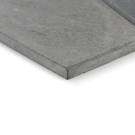 Una losa de piedra lisa y rectangular yace plana, revelando una superficie texturizada gris con patrones sutiles, descansando so Una losa de piedra lisa y rectangular yace plana, revelando una superficie texturizada gris con patrones sutiles, descansando so