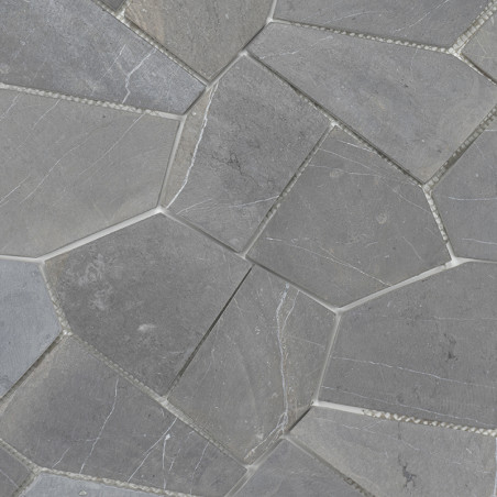 Los azulejos de piedra gris irregulares forman un patrón de mosaico, entrelazados firmemente, mostrando una superficie natural y Los azulejos de piedra gris irregulares forman un patrón de mosaico, entrelazados firmemente, mostrando una superficie natural y